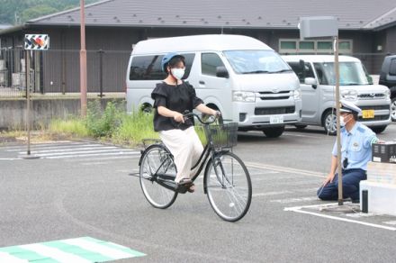 「止まれ」で一時停止　高齢者福祉3施設、外国人スタッフに自転車の交通安全教室