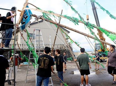 たてもんに富山・魚津市外から応援団　住民と協力し組み立て、本番は担ぎ手に