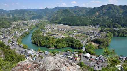 人気急上昇の低山「岐阜のグランドキャニオン」遠見山、サンダルやスカート登山客も　川辺町が注意喚起