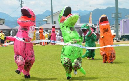 迫力満点？それともかわいい？　ティラノサウルスになりきり疾走　上田市