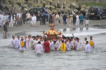 「海中みこし」勇壮　白糠厳島神社例大祭