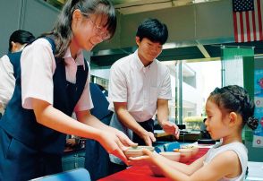 「ちょっと苦かった」市役所でお茶飲み比べ　茶道部の高校生が振る舞う　狭山茶の生産地、所沢、入間、狭山の3市と三重・鈴鹿、奈良・生駒が共同で来年の大阪万博に日本茶ブース出展