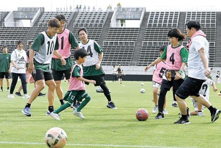 憧れの選手とサンアルで交流 山雅のファン感謝デー　長野県松本市