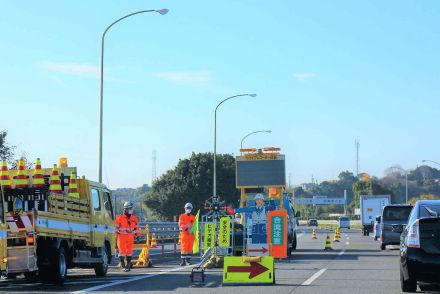 高速に乗ってたら突然の渋滞……原因は「工事」！　交通量の多い時間にも行われる「緊急工事」って何が行われている？