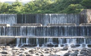 日本有数の急流で暑さ忘れる三重の〝滝〟　治水の要・荒川地蔵原堰堤が涼を誘う　福島　行ってみたい　水のある風景
