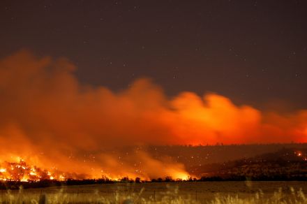 米カリフォルニア州で山火事急拡大、24時間で2倍に