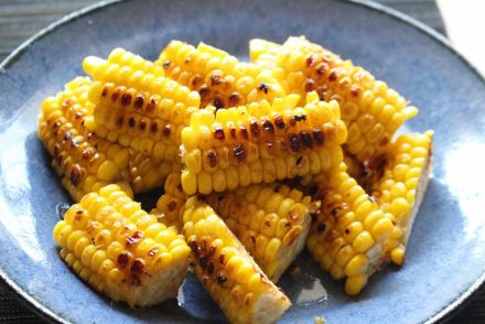 焼きとうもろこしをおつまみ感覚で楽しむ　冷やしてもおいしい「とうもろこしのバターしょうゆ焼き」　料理と酒