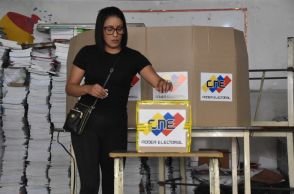 ベネズエラ大統領選　独裁色強める現職「選管公式発表を尊重」