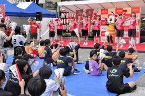 福島県郡山市が本拠地のデンソーエアリービーズ　福島市で夏合宿歓迎イベント　選手が子どもたちと交流を深める