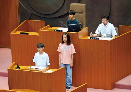 本物の市議会議場で一般質問　「駅の活性化へ休憩する場を」「高齢ドライバーの事故防止に循環バスは」　「子ども議員」12人が市長と教育長へ質問