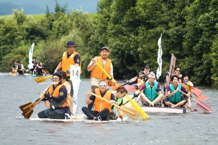 川の祭典　イカダ下りに２２チーム約１１０人が出場　懸命にゴール目指す　福島県喜多方市