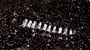 ゴラン高原攻撃受けイスラエル、ヒズボラに反撃　村では子供の犠牲追悼、参列の閣僚に怒りも