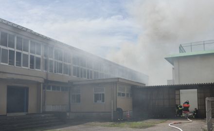 千葉・我孫子の納屋で火災、隣接の小学校体育館に延焼