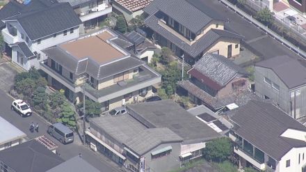 夫婦の孫の20代男の犯行か…足取りつかめず　夫婦とその娘が死亡…3人を刃物で切り付け殺害し逃走　静岡・菊川市