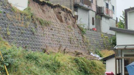 「裏山の土砂が崩れている」住宅街で、幅10メートルほどの擁壁が崩れる…けが人なしも立ち入り禁止１軒、隣人「９時すぎに２回、ドン、ドンという男がした」 札幌市豊平区西岡