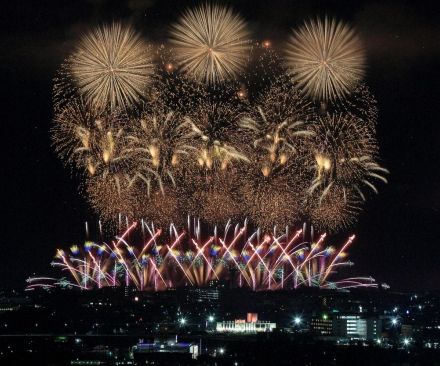 新潟・柏崎の夏彩る大輪1万6000発　花火大会、17万人魅了