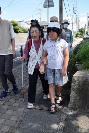 野菊の会　須恵小児童が視覚障害もののサポート体験、誘導する喜びと難しさ【山陽小野田】