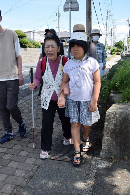 野菊の会　須恵小児童が視覚障害もののサポート体験、誘導する喜びと難しさ【山陽小野田】