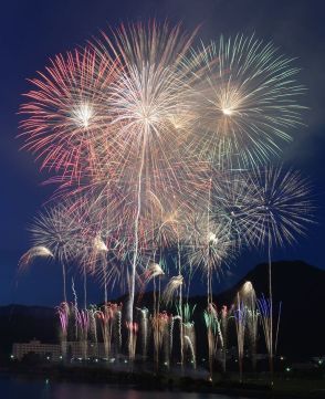 夜空に大輪…みなと舞鶴ちゃった花火大会、３万人魅了