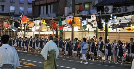 招き猫に龍、機関車も 京都で「祝い提灯」52基が神輿を見送る