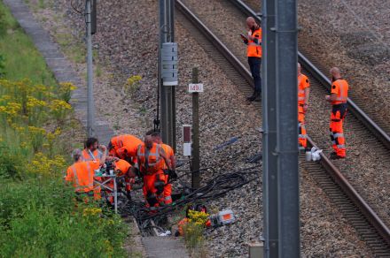 仏鉄道路線への放火、極左過激派の犯行の可能性高い＝内相