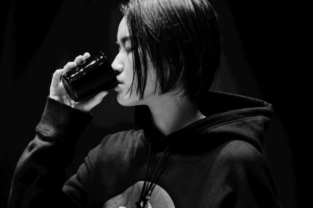 「スターバックス リザーブ® ロースタリー 東京」と「WILDSIDE YOHJI YAMAMOTO」が新たにコラボ──ファッションとコーヒーの邂逅