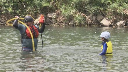 流されたら全身の力を抜いて　川遊び通じて対処法学ぶ　親子対象に体験教室　福井市・足羽川