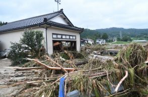 道路えぐれ、橋は崩落…再び大雨予想の被災地、息のむ光景　山形