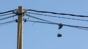 世界中で見られる「電線にひっかかった靴」って何？