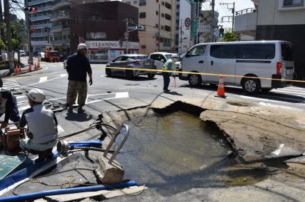 ドンと地鳴り、水噴き出し「道路が川に」　千葉・松戸で水道管に穴