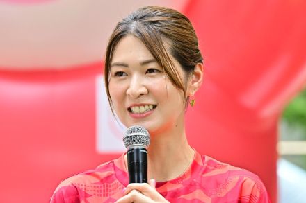 ＜木村沙織＞元女子バレー日本代表　公式ウエアでキリリ　ピンクのネイルとお団子ヘアで可愛く