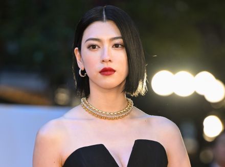 ＜三吉彩花＞下着×ロンスカで美くびれ披露　流ちょうな韓国語でアピールした動画も