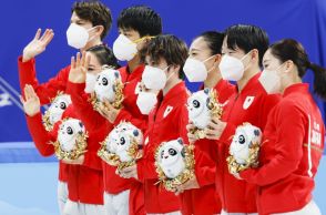 8月7日、パリでメダル授与式　北京冬季五輪フィギュア団体