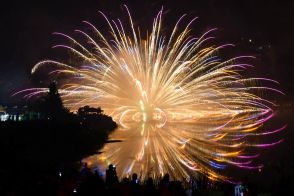 湖上彩る大輪の花  5年ぶり筏復活、仕掛け花火も  深見の祇園祭り【長野県阿南町】