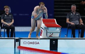 プールに落ちた水泳帽回収　「謎の男」SNSで話題に　オリンピック