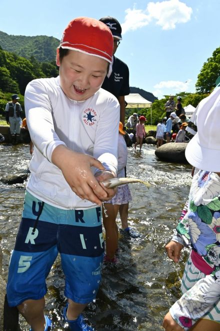 河川敷を清掃後、マスつかみ取りや釣り楽しむ　栃木・那須塩原　箒川で「リフレッシュ大作戦」