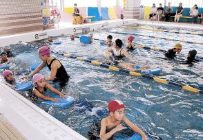 〈富山新聞文化センター〉楽しく水に親しむ　夏休み水泳教室始まる