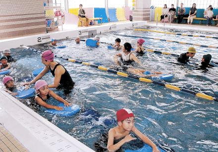 〈富山新聞文化センター〉楽しく水に親しむ　夏休み水泳教室始まる