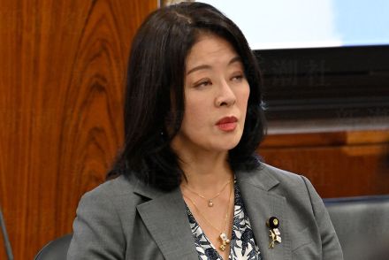 【特捜部が家宅捜索】赤ベンツ不倫「広瀬めぐみ」議員、“秘書給与詐取疑惑”で強制捜査　「週刊新潮」が直撃していた”幽霊秘書“の弁明