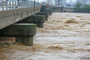 突然 猛暑から大雨に！ 夏は「ゲリラ豪雨」に注意 落雷や突風も発生する中 運転中に遭遇したらどうする？ まずすべきこととは？