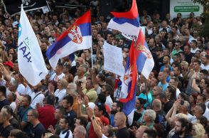 リオ・ティントのリチウム開発事業、セルビアで数千人が抗議集会