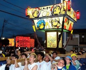 「らき☆すた神輿」新調　連載20周年、ファン60人が担ぐ　「1回で終わるはずが、まさかここまで」と地元に感謝　見物客からフラッシュの雨