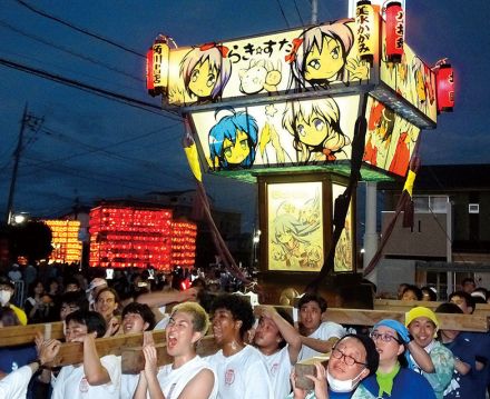 「らき☆すた神輿」新調　連載20周年、ファン60人が担ぐ　「1回で終わるはずが、まさかここまで」と地元に感謝　見物客からフラッシュの雨