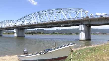 和歌山・紀の川で変死体　外傷はないが手首が白いロープで・・・　 無理心中の可能性