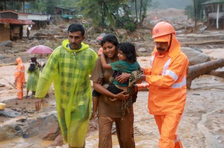 インド南部で土砂崩れ、少なくとも19人死亡　豪雨で救助難航