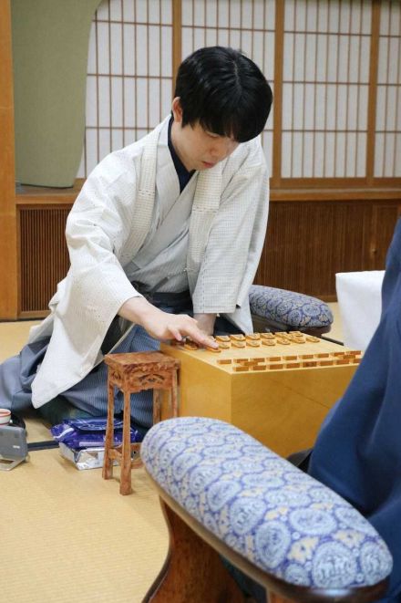 藤井王位、自己最長3時間10分で歩の交換　昼食休憩含めると「のぞみ」東京―広島間を超える大長考