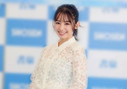 ＜小池里奈＞“奇跡の30歳”の大人の色気　薄手Tシャツでソファに「ほんとにあつすぎるぅ」