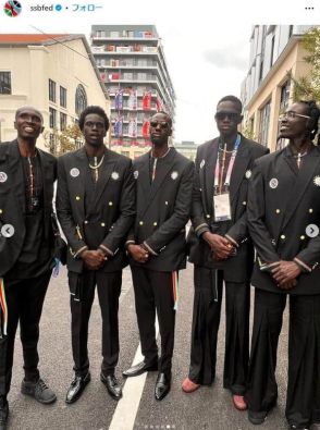 「超絶かっこいい...」南スーダン選手団、漆黒のダブルスーツが大反響　五輪開会式の衣装「すごく似合ってる」