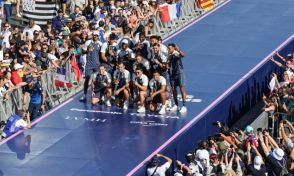 ＜パリ五輪＞「これはヤバい経験！」　数千人の観衆から祝福を受ける五輪英雄たち