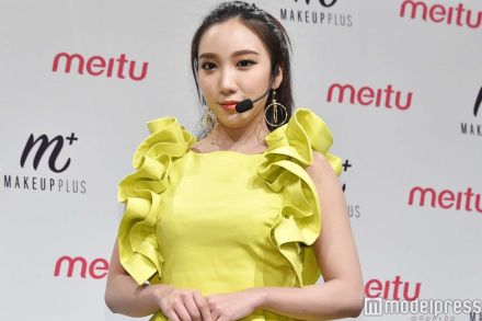 ざわちん、“マスクなし”胸元ざっくりドレス姿で美谷間披露「セクシー」「女神スタイル」